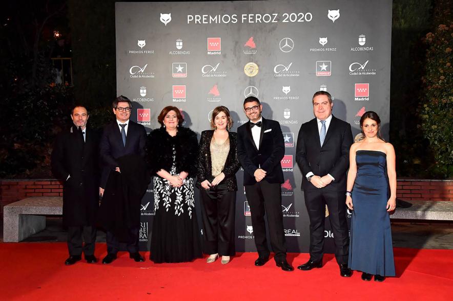 Miembros del consistorio con invitados a la gala