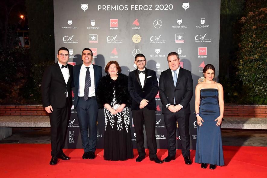 Miembros del consistorio con invitados a la gala
