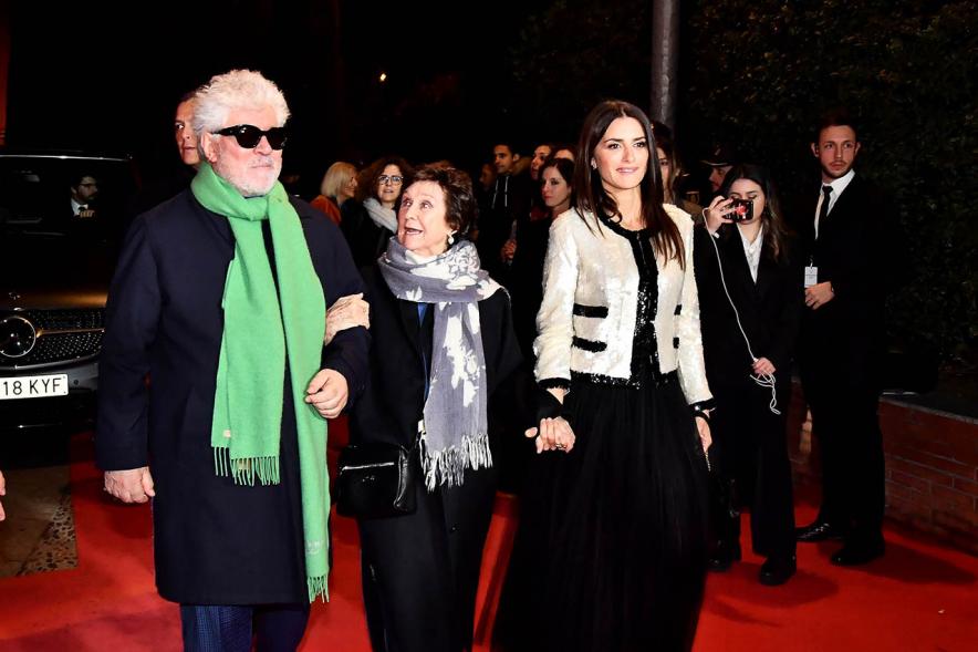 Pedro Almodovar, Julieta Serrano y Penélope Cruz llegando a la gala