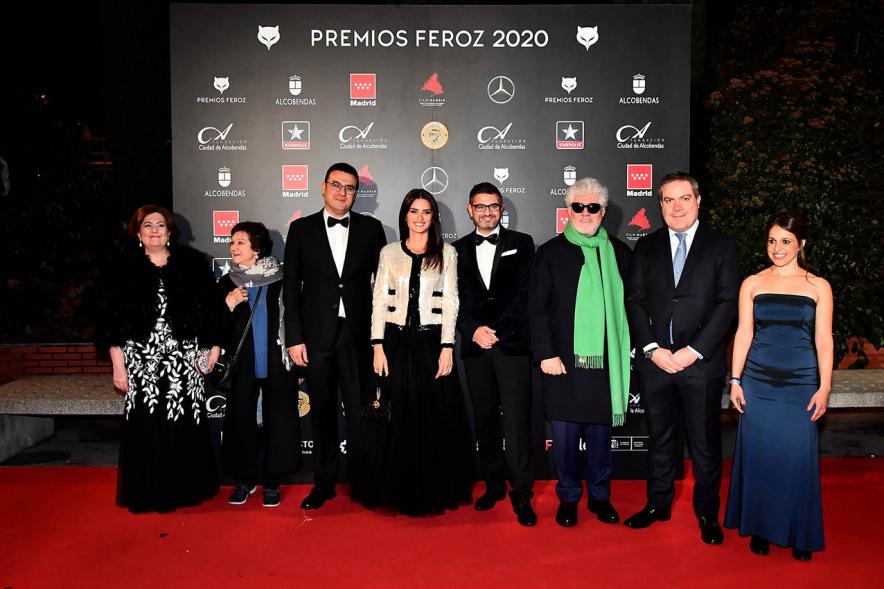 Miembros del consistorio con el equipo de la película "Dolor y gloria"
