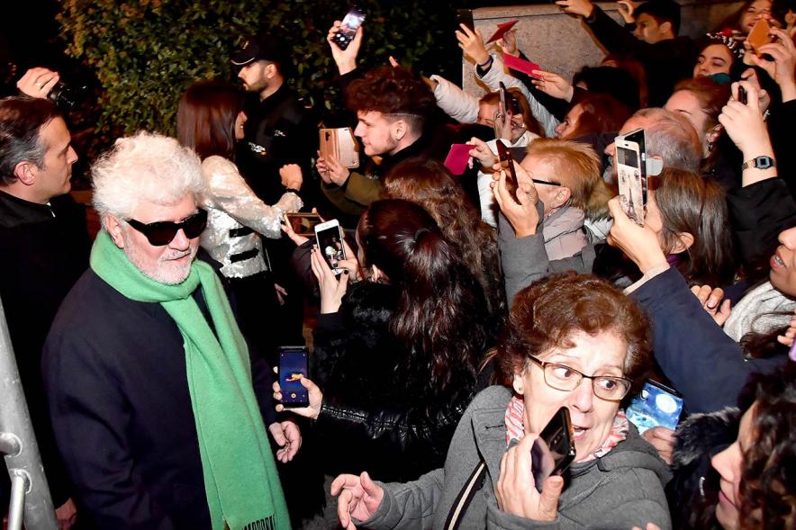 Pedro Almodovar llegando a la gala
