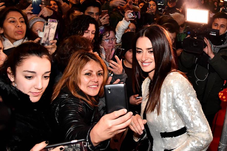 Penélope Cruz mezclándose con el público