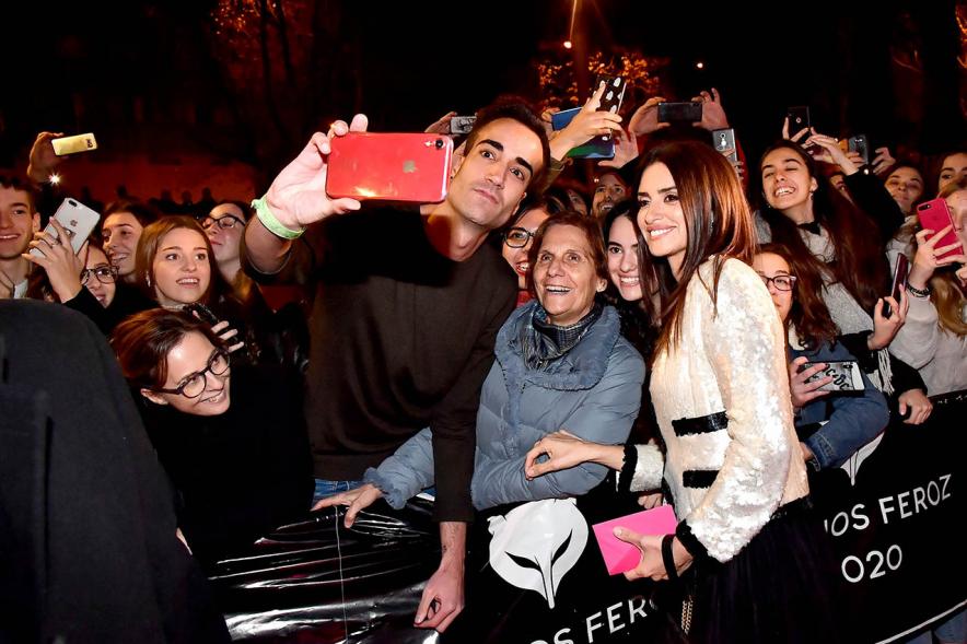 Invitados haciéndose fotos con el público