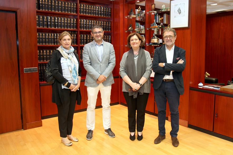 Alcalde Rafael Sánchez, concejala Rosario Tamayo Lorenzo y representantes de PhoEspaña. 