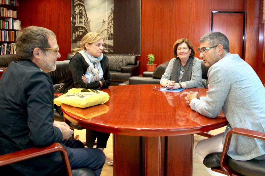 Alcalde Rafael Sánchez, concejala Rosario Tamayo Lorenzo y representantes de PhoEspaña. 