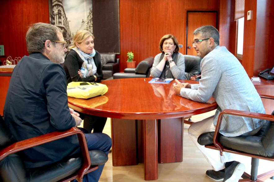 Alcalde Rafael Sánchez, concejala Rosario Tamayo Lorenzo y representantes de PhoEspaña. 