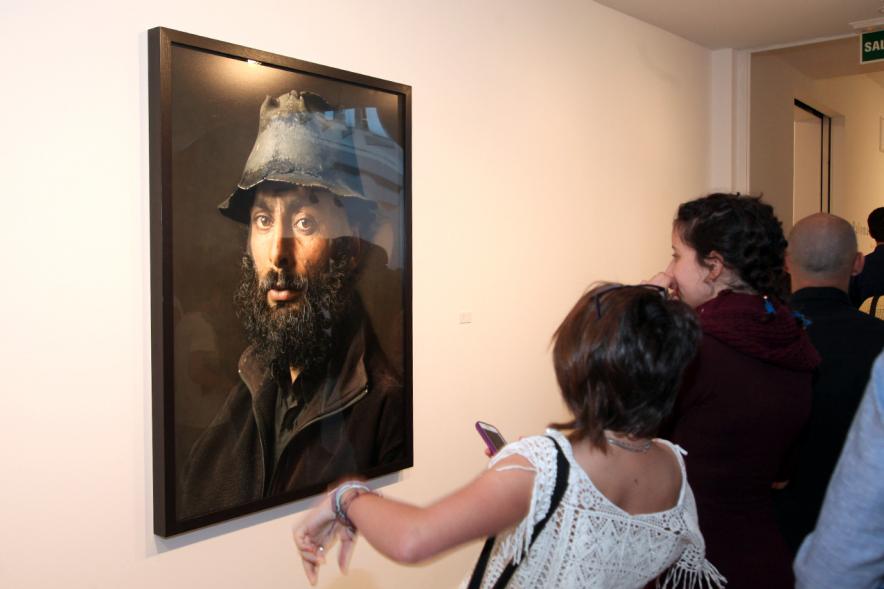 Asistentes observando una obra