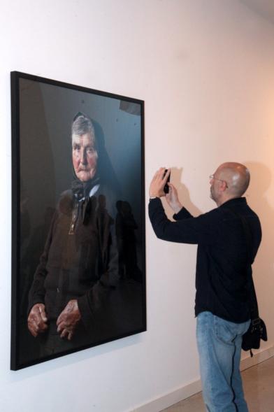 Asistente fotografiando una obra