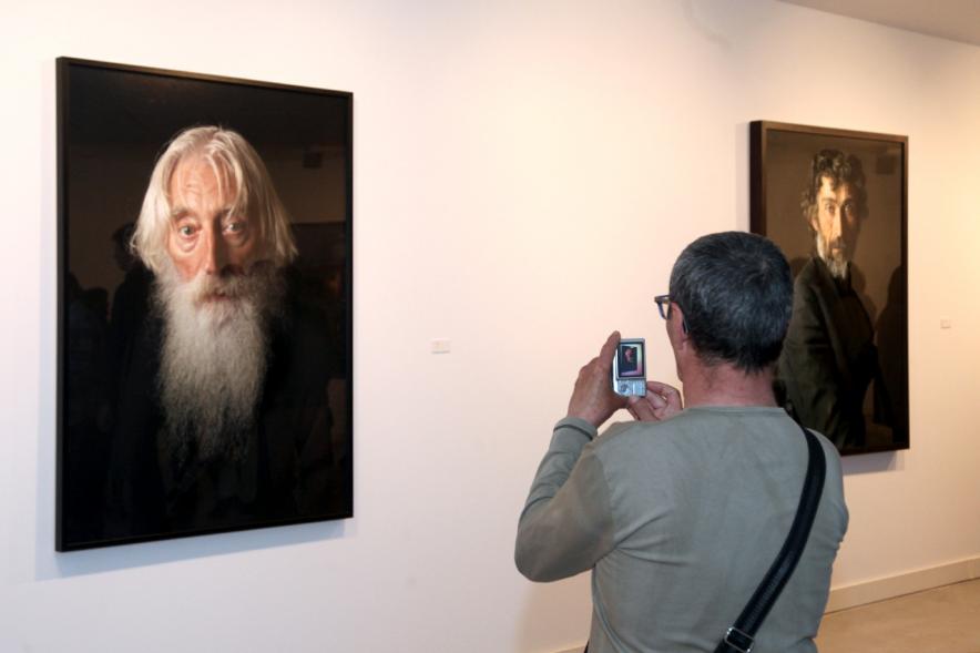 Asistente fotografiando una obra