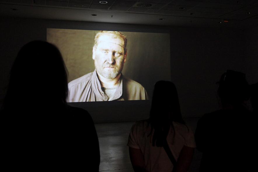 Momento de video durante la exposición