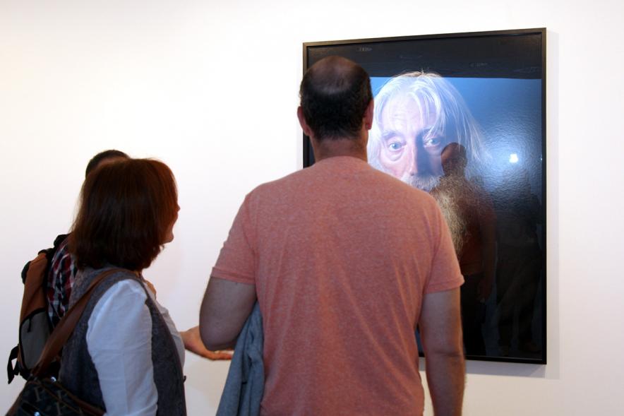 Asistentes observando una obra