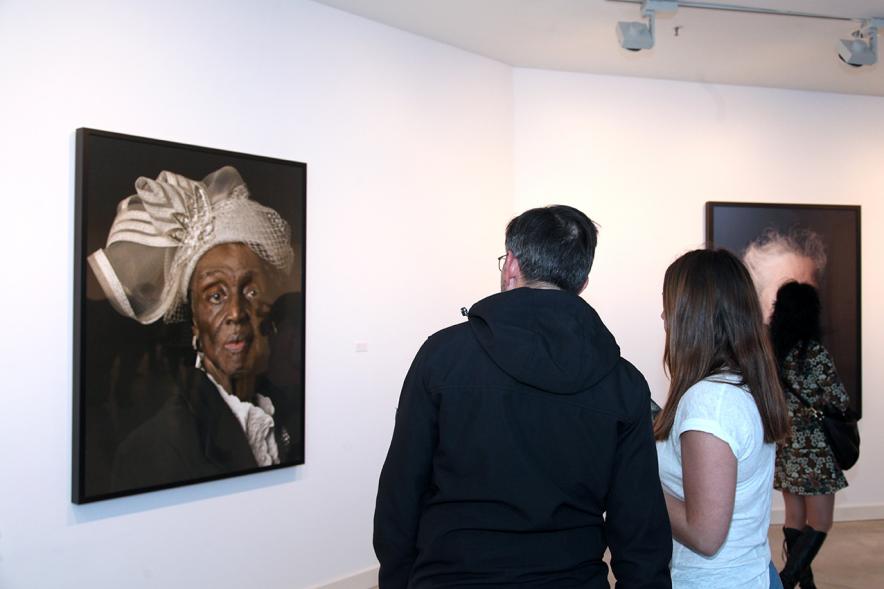 Asistentes observando una obra