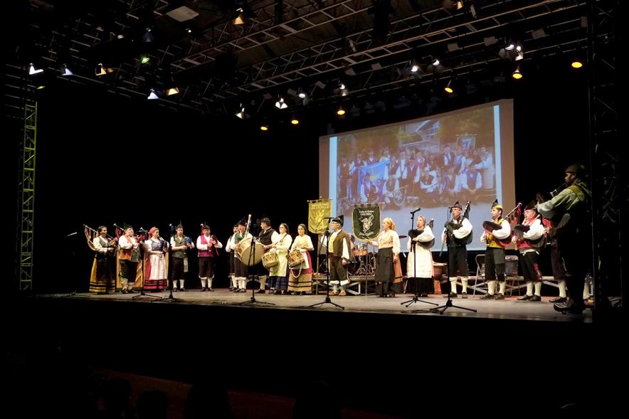 Concierto Benéfico Pipefest a favor de la Asociación contra el Cancer - Imagen de grupo folclórico en el escenario.