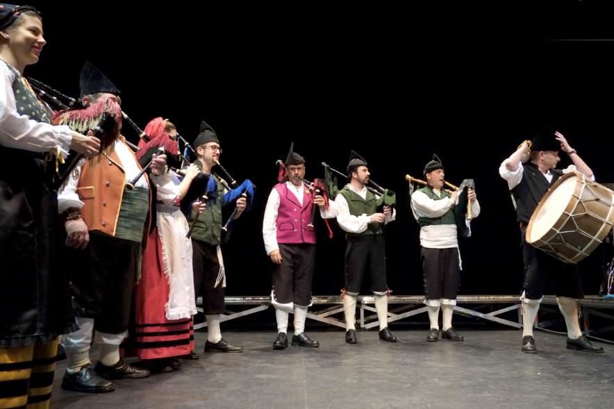 Concierto Benéfico Pipefest a favor de la Asociación contra el Cancer - Imagen de grupo folclórico en el escenario.