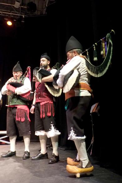 Concierto Benéfico Pipefest a favor de la Asociación contra el Cancer - Imagen de grupo folclórico en el escenario.