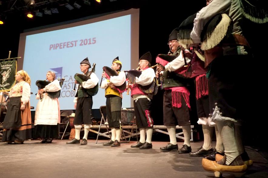 Concierto Benéfico Pipefest a favor de la Asociación contra el Cancer - Imagen de grupo folclórico en el escenario.