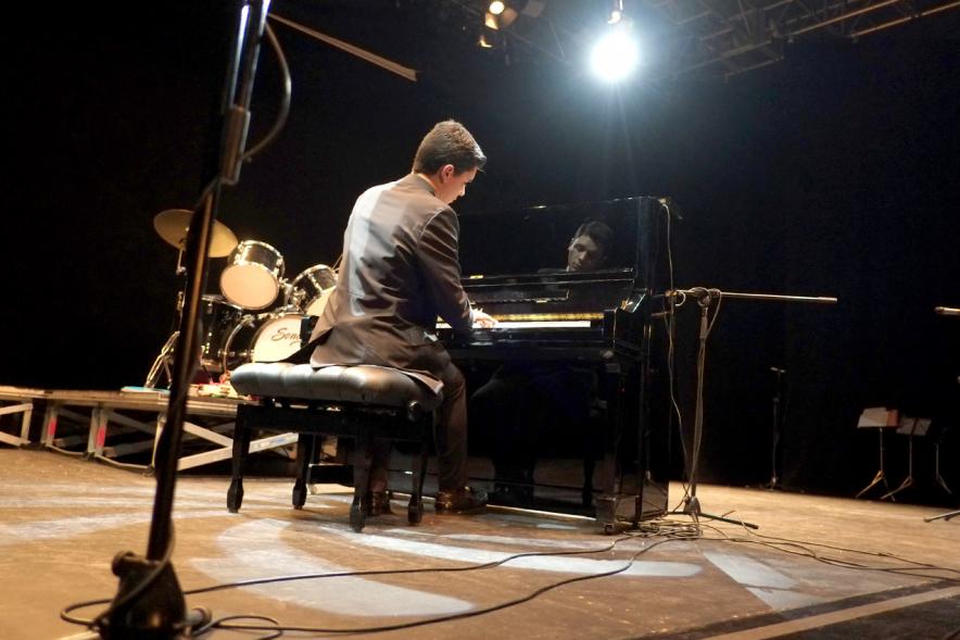 Concierto Benéfico Pipefest a favor de la Asociación contra el Cancer - Imagen de persona tocando el piano en el escenario.