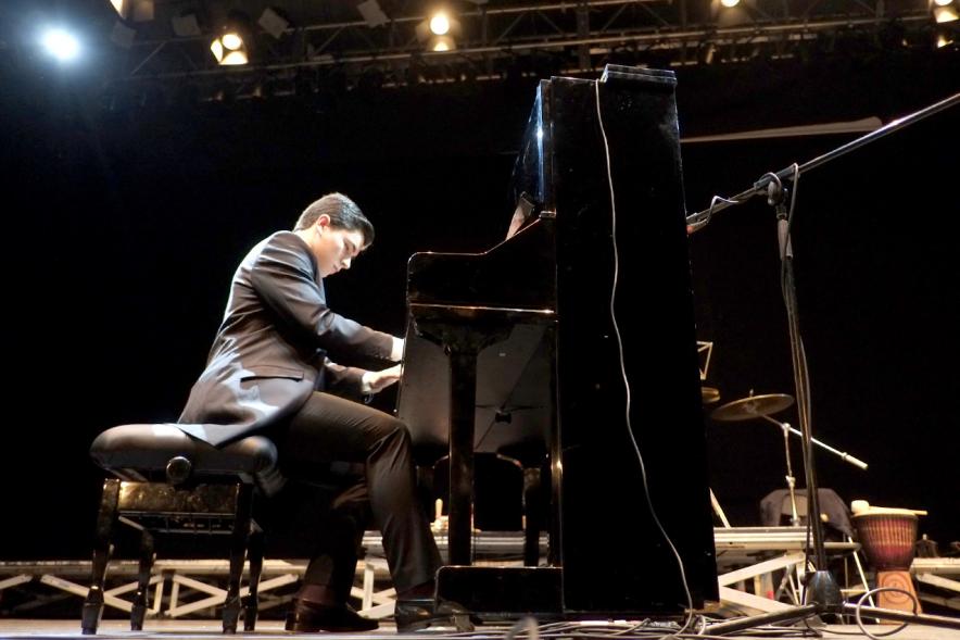 Concierto Benéfico Pipefest a favor de la Asociación contra el Cancer - Imagen de persona tocando el piano en el escenario.