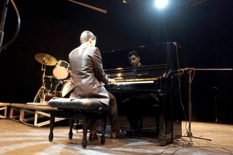 Concierto Benéfico Pipefest a favor de la Asociación contra el Cancer - Imagen de persona tocando el piano en el escenario.