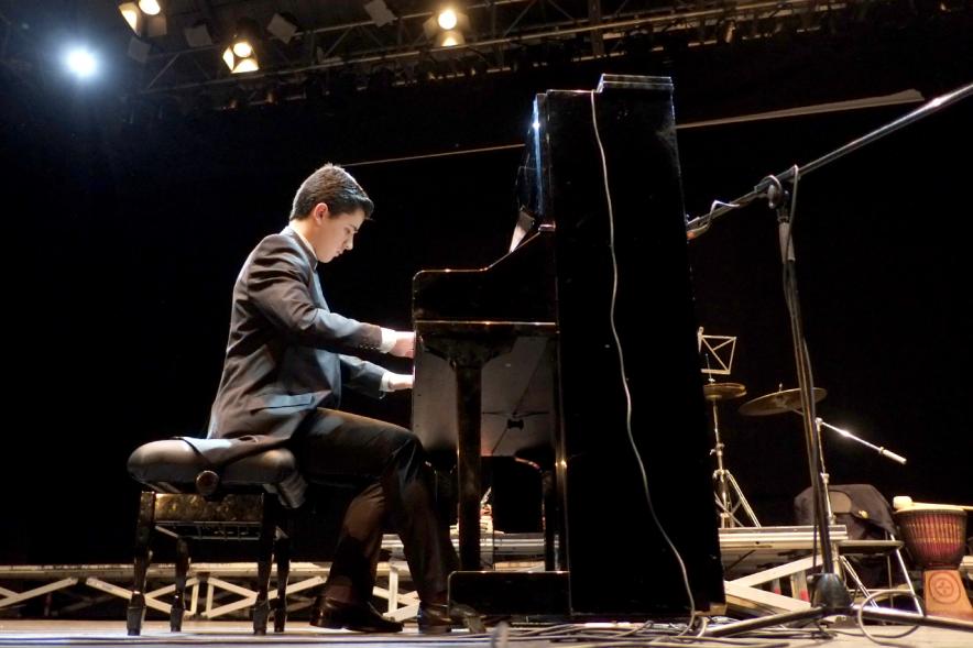 Concierto Benéfico Pipefest a favor de la Asociación contra el Cancer - Imagen de persona tocando el piano en el escenario.