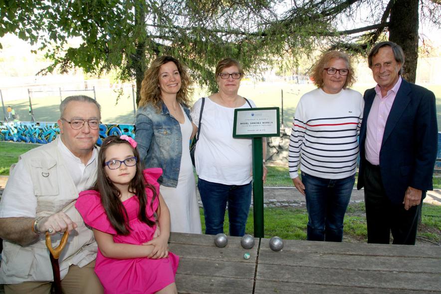 Alcalde y familiares de Miguel Sánchez Morilla, posan delante de la placa con las bolas de juego del homenajeado