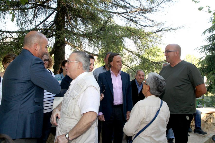 Asistentes charlan durante el evento