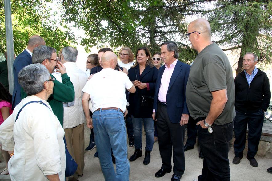 Asistentes charlando