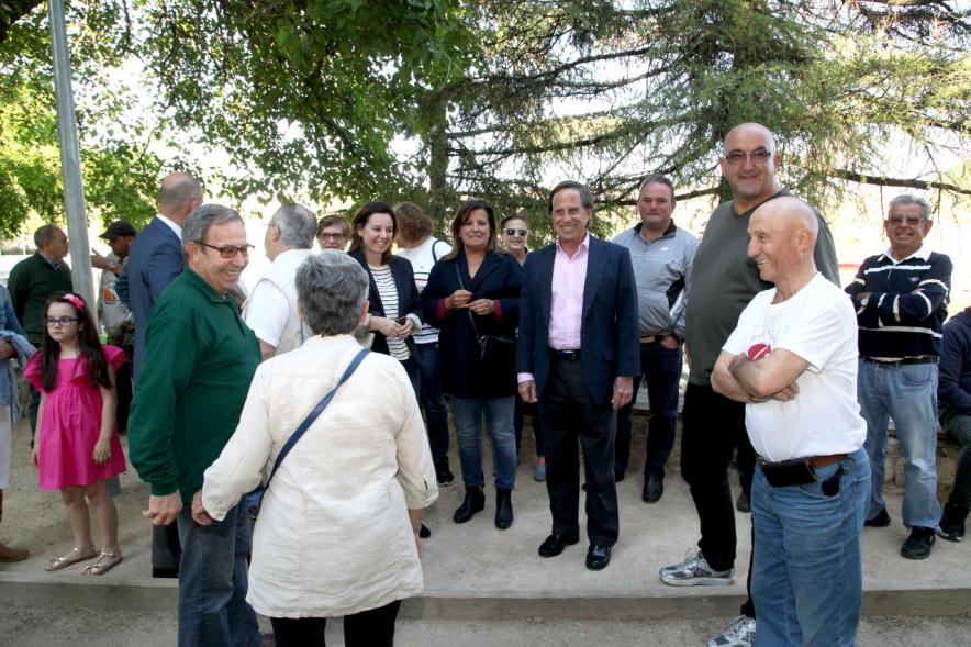 Asistentes charlando