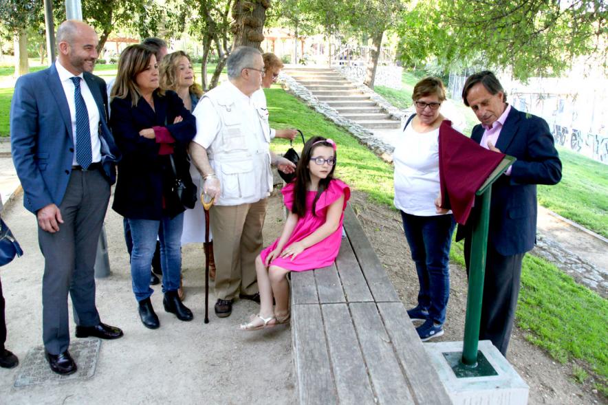 Alcalde García De Vinuesa descubriendo la placa