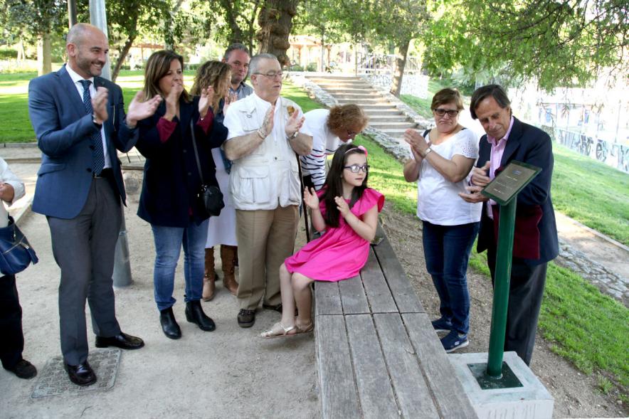 Asistentes aplauden al descubrir la placa