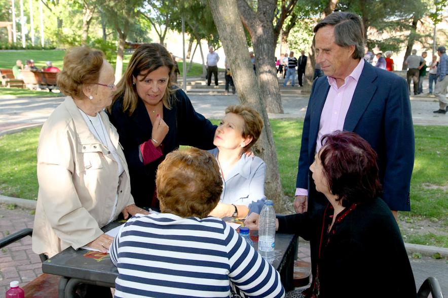 Asistentes charlando con delegación municipal