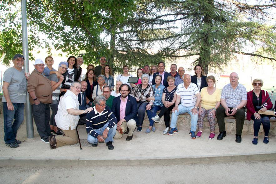 Asistentes posando juntos