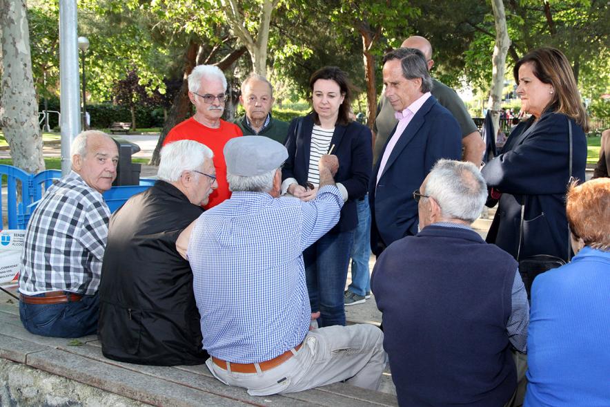 Delegación municipal charlando con asistentes