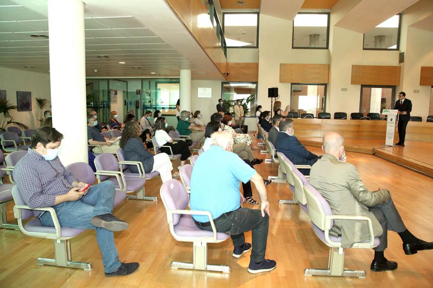 Asistentes al acto con distancia de seguridad
