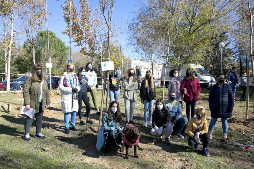 Plantación de Árboles por parte de Niños y Niñas del Consejo de la Infancia -  Posado de todos los participantes de la celebración, con mascarillas y los perros de la asociación animal.
