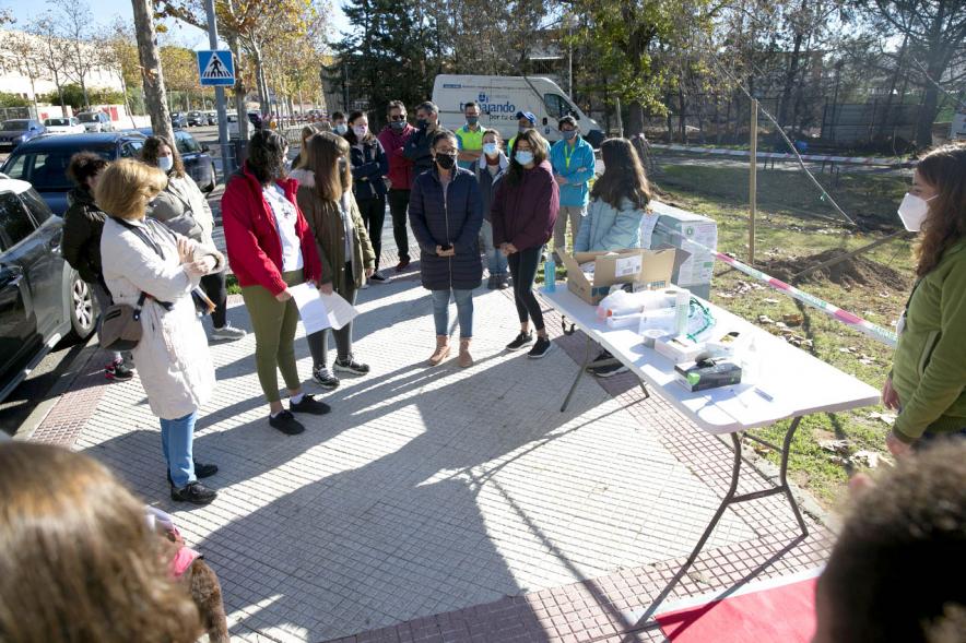 Plantación de Árboles por parte de Niños y Niñas del Consejo de la Infancia -  Imagen de los coordinadores preparando la actividad.
