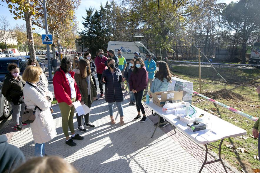 Plantación de Árboles por parte de Niños y Niñas del Consejo de la Infancia - Imagen de los coordinadores preparando la dinámica. 