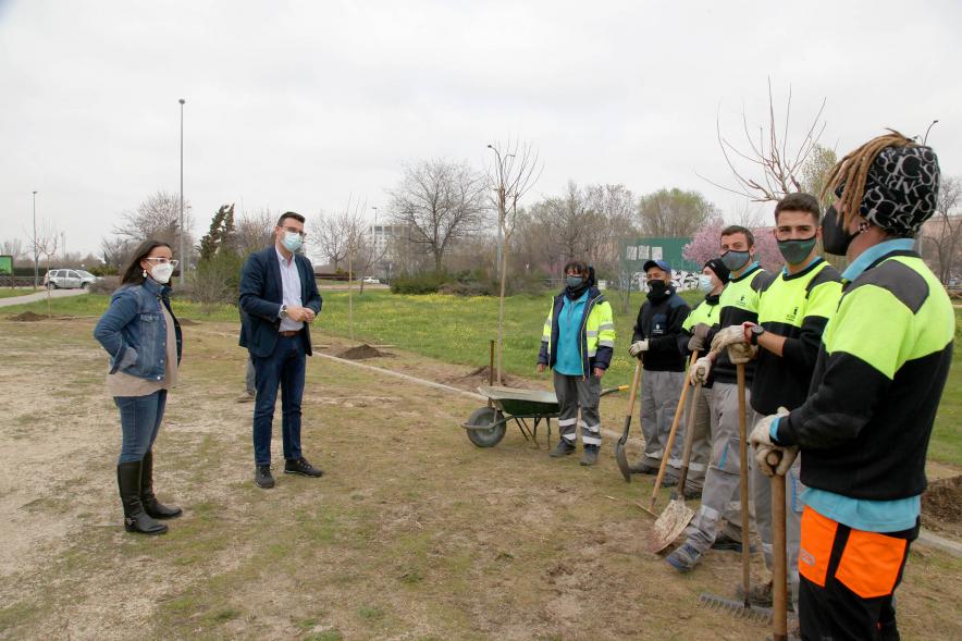 Concejales Cristina Martínez y Miguel Ángel Arranz y operarios. 