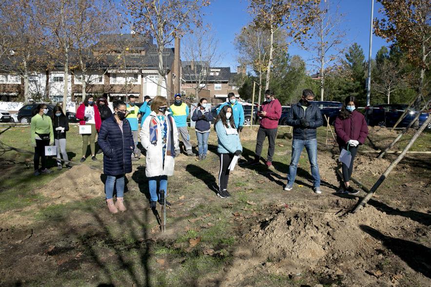 Plantación de Árboles por parte de Niños y Niñas del Consejo de la Infancia - Imagen del alcalde Sánchez Acera y  los corporativos municipales observando el lugar de la plantación.