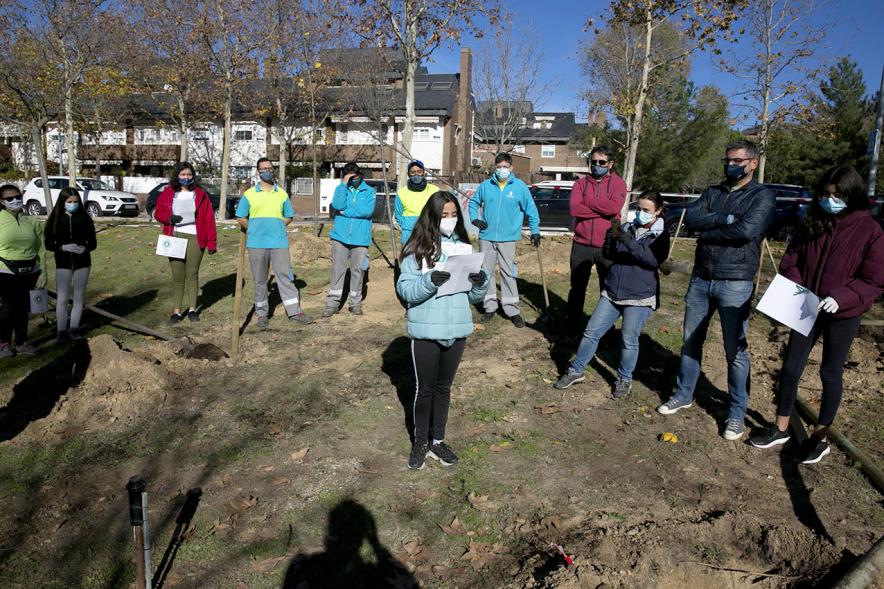 Plantación de Árboles por parte de Niños y Niñas del Consejo de la Infancia - Plano abierto de una joven leyendo un manifiesto rodeada de compañeros.