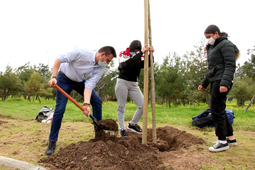 Concejal Miguel Ángel Arranz y alumnos del SEIS Aldebarán V. plantando un árbol.
