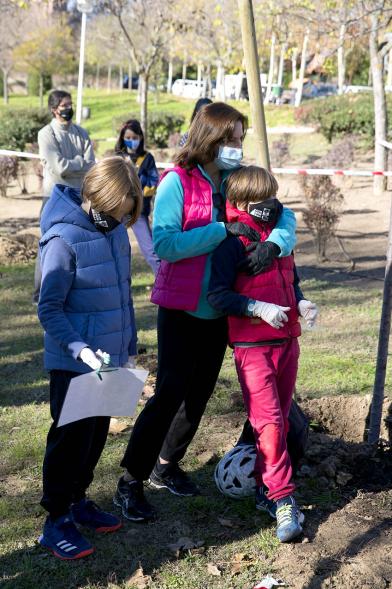 Plantación de Árboles por parte de Niños y Niñas del Consejo de la Infancia -  Imagen de varios niños, con mascarillas, mirando la plantación de árboles.