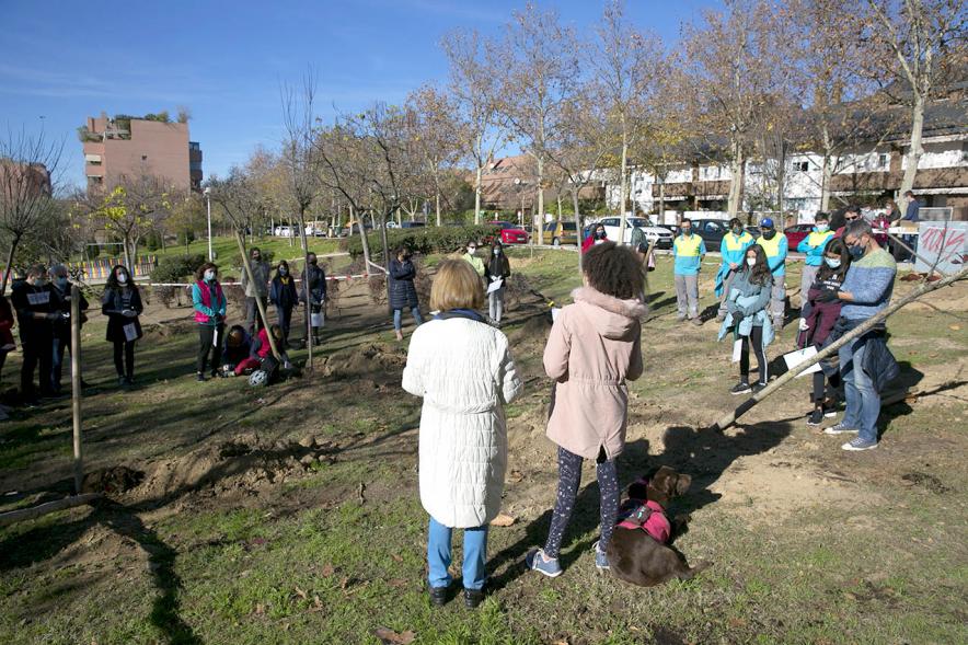 Plantación de Árboles por parte de Niños y Niñas del Consejo de la Infancia - Panorámica del grupo de los jóvenes voluntarios y jardineros con las autoridades municipales escuchando el manifiesto.
