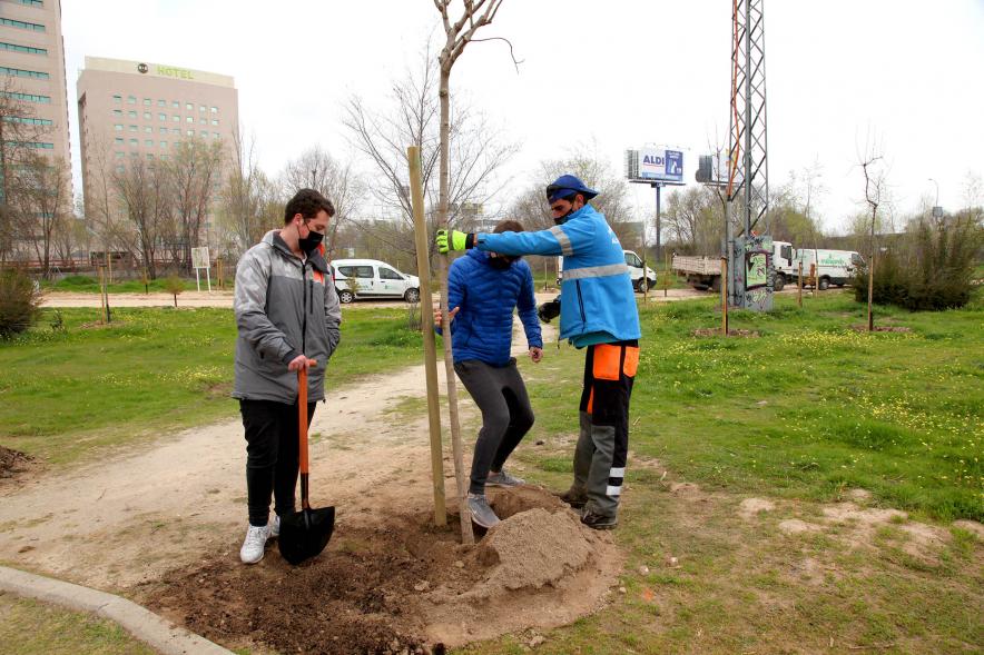 Alumnos del SEIS Aldebarán V. plantando un árbol.