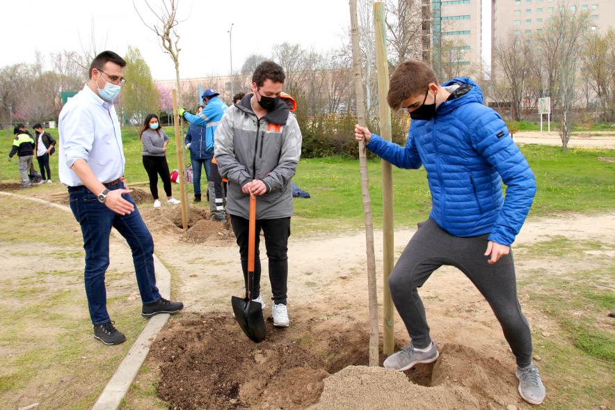Concejal Miguel Ángel Arranz y alumnos del SEIS Aldebarán V. plantando un árbol.