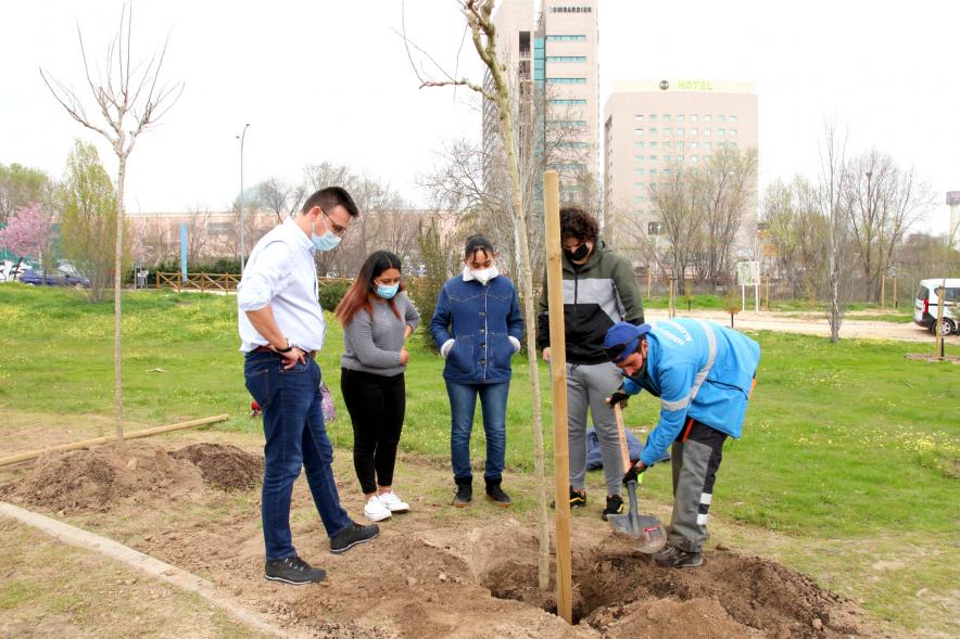 Concejales y alumnos del SEIS Aldebarán V. plantando un árbol.