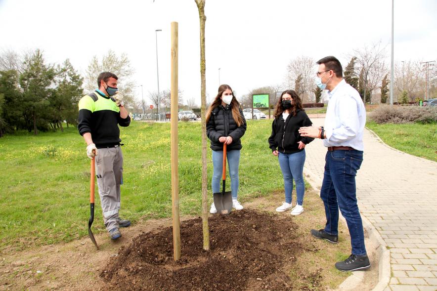 Concejales y alumnos del SEIS Aldebarán V. plantando un árbol.