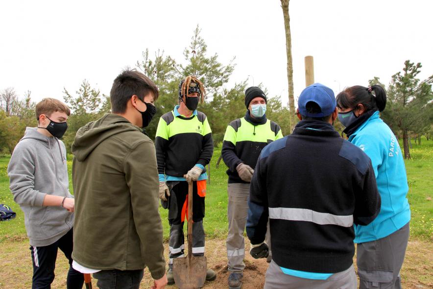 Alumnos del SEIS Aldebarán V. plantando un árbol.