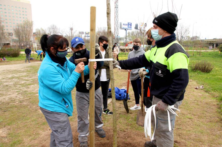 Alumnos del SEIS Aldebarán V. plantando un árbol.