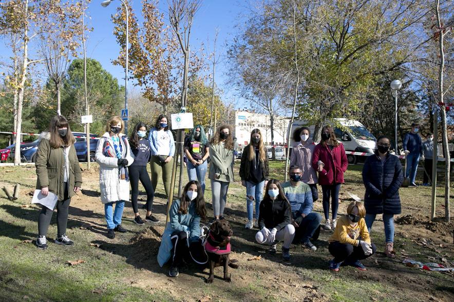 Plantación de Árboles por parte de Niños y Niñas del Consejo de la Infancia - Posado de todos los participantes en la celebración y los perros de la asociación animal.